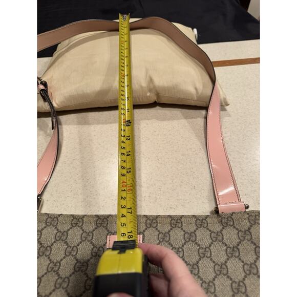 Gucci GG Supreme messenger bag with pink patent leather - Picture 4 of 15